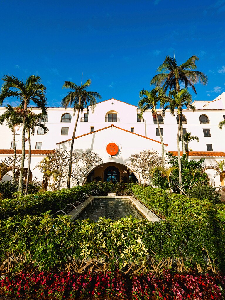 あふれる緑のなかに南欧風の建築がたたずみ、独自の情緒を醸し出します。