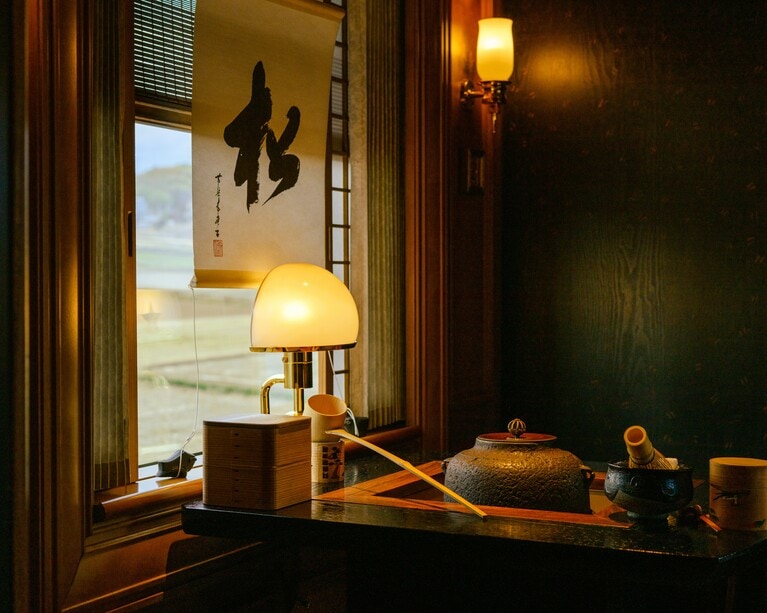 2号車には立礼式の茶室を設え、車窓を眺めながらのお点前も旅の素敵な思い出に。