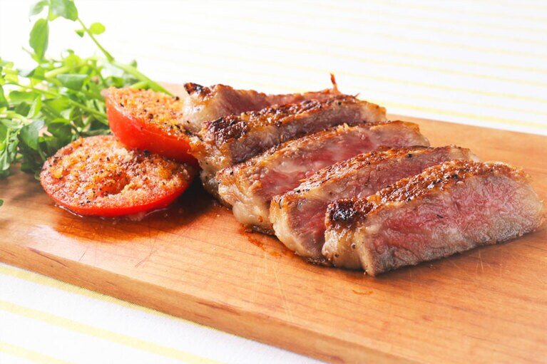 表面がいい感じに焦げて、中はレアに仕上がりました。