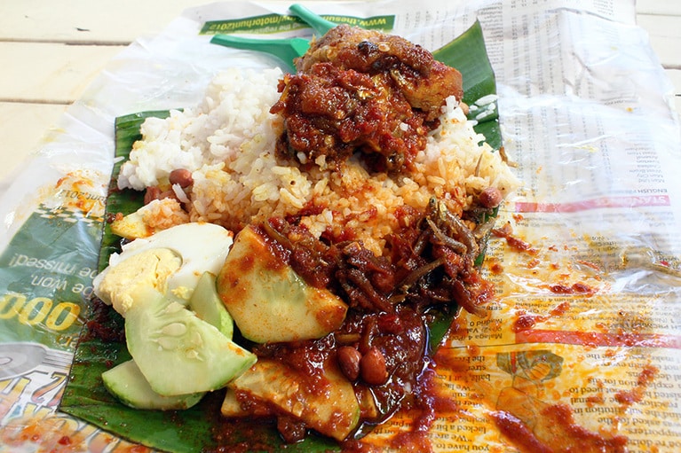 ごはんとおかず、サンバルソースを混ぜながら食べ進めると、ごはんにソースやおかずの脂分がしみて味わい豊かに！