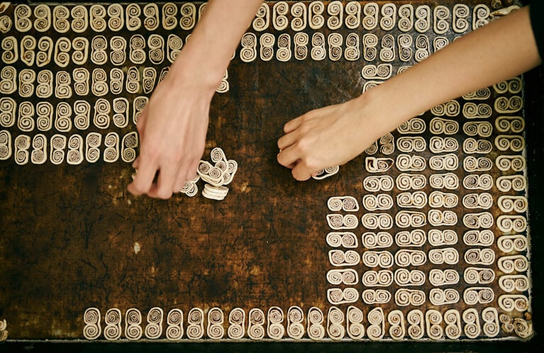 如意クッキーを天板にみっちり並べるのは大変な作業。「並べていると目が回ってクラクラします(笑)」とスタッフ。