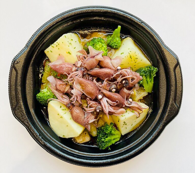 「ほたるいかと新じゃが芋のアヒージョ」1パック 税込647円。