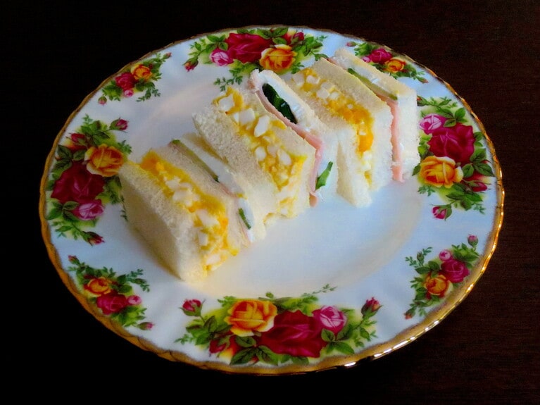 3段目「サンドイッチ」はキュウリだけでなく卵やクリームチーズも使ったミックスサンドイッチ。