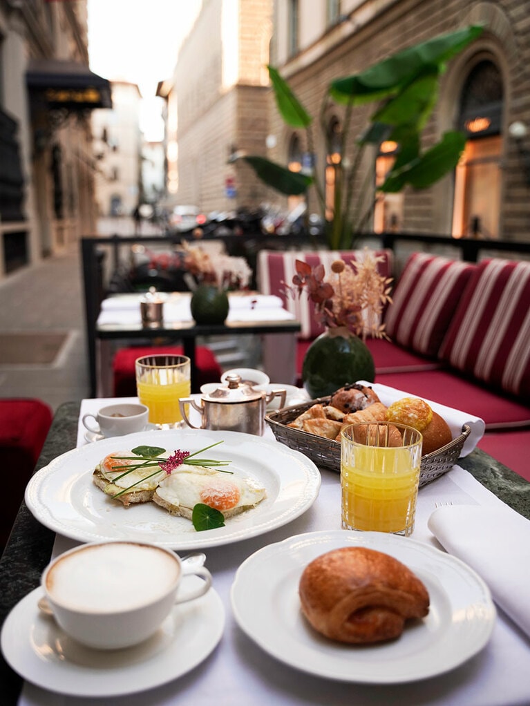 テラス席でいただく朝食はエクスルーシヴ感たっぷり。