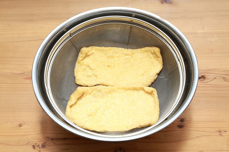 油抜きした直後は熱いのでザルにあげて冷ます。