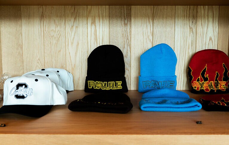オリジナルグッズも充実。キャップやTシャツ類はヒップなテイスト。