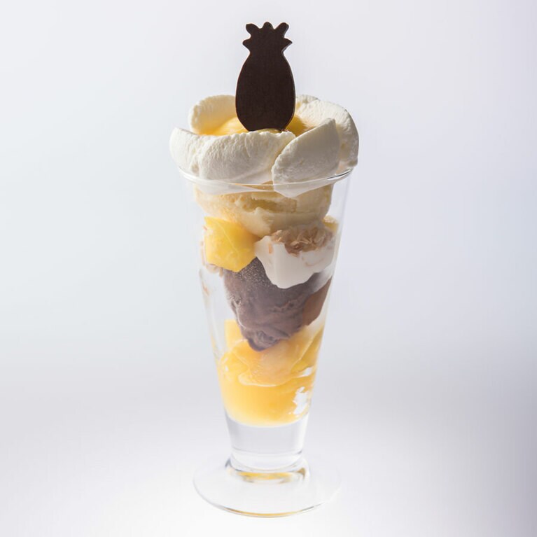 パイナップル パフェ 1,500円。柔らかなココナッツプリンとサクサクとしたローストココナッツが食感のアクセントを加えている。銀座本店、名古屋店で展開予定。