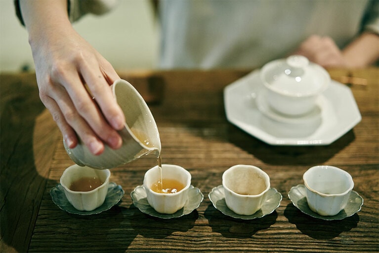 特級東方美人 600元／2～3名。 250元／1名以上の利用がマスト。供されるときには茶葉の説明が書かれたカードが添えられる。