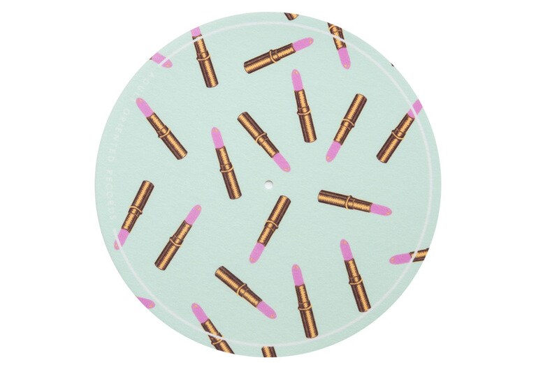 「Yuge」デザインの柄があしらわれたスリップマット 2,400円。