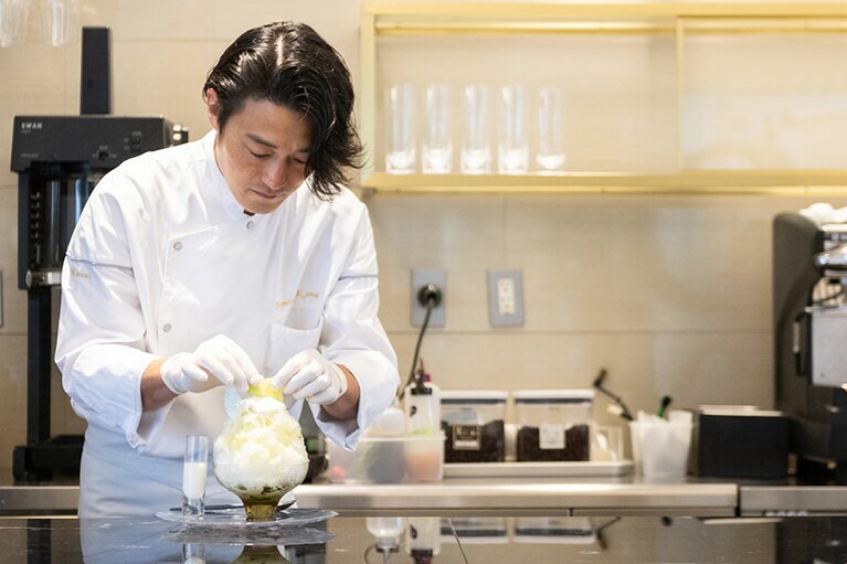 金井史章シェフが丁寧に仕上げてくれる。