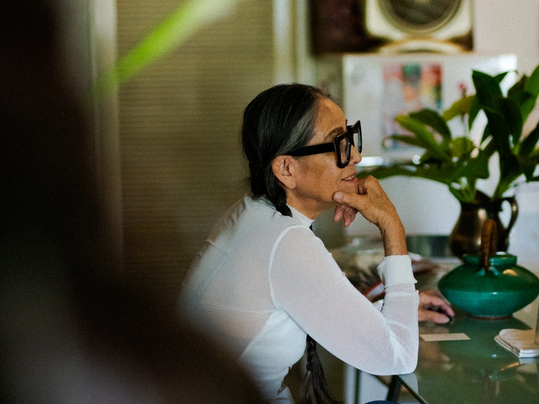 ヴィンテージマンションの一室にある順子さんのアトリエは、観葉植物が随所に配された緑豊かな空間。