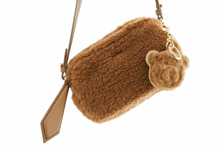 チャームはバッグにも取り付けられるスナップクリップ付き。