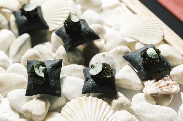 話題の台湾料理「香色」邱一中シェフのキャビア、カニ、卵黄の小さな春巻きのような料理。