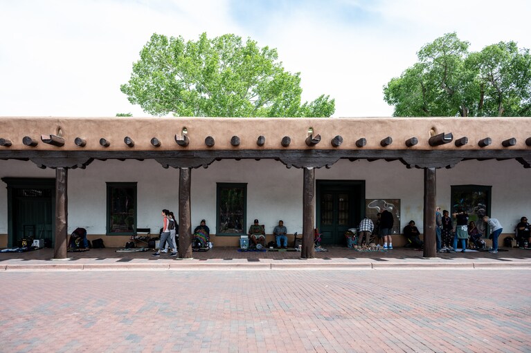 1610年に完成したアメリカ本土で最古の公共建築物「総督邸」。ポーチにはネイティブアメリカンの露店が並びます。