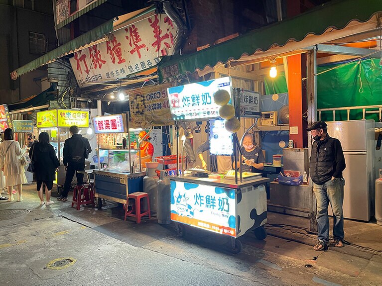 お母さんのお店は、士林夜市内部にある慈誠宮の近くに。