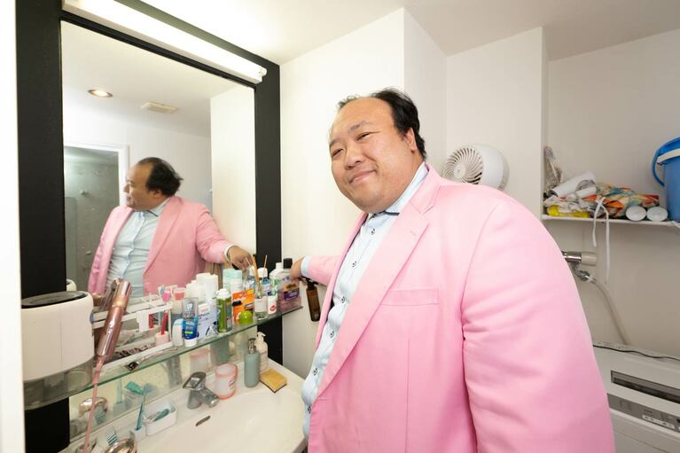 洗面所を案内してくれる大鶴肥満。水回りはしっかりと手入れが行き届いている