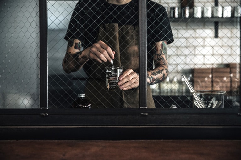 つくりたてのパフュームがボトルに詰められるまでを目の前で見られるのは貴重な体験。“メイド・トゥ・オーダー”が難しい店舗でも、調合されて1～2週間以内のものを、酸化させないようにワインセラーなどで保管する。