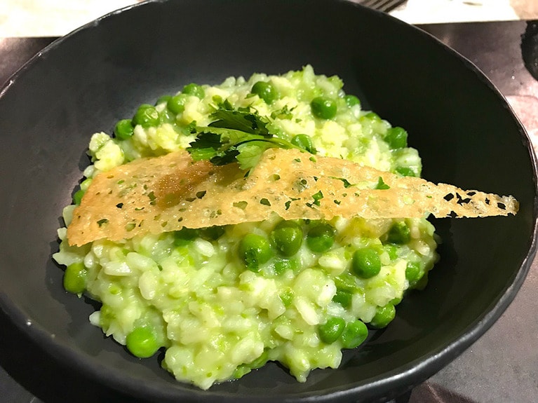 プレミア・キャンプのブンブラはビュッフェでなく、各料理がサーブされる。写真はリゾット。