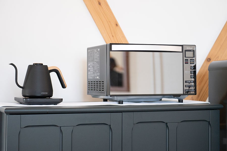 客室には電子レンジやコーヒーサーバーなども用意。ドリップケトルは調温機能付きのため、紅茶とコーヒーで温度を調整することができる。