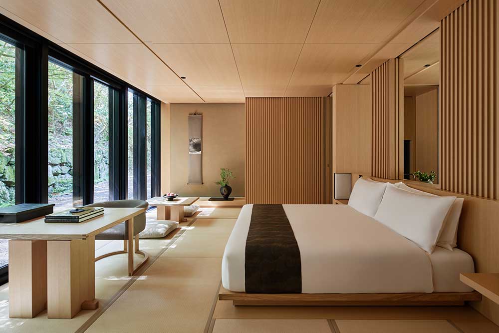 日本の伝統的な旅館をモダンに昇華させた客室。すべての客室に、檜風呂が設えられている。