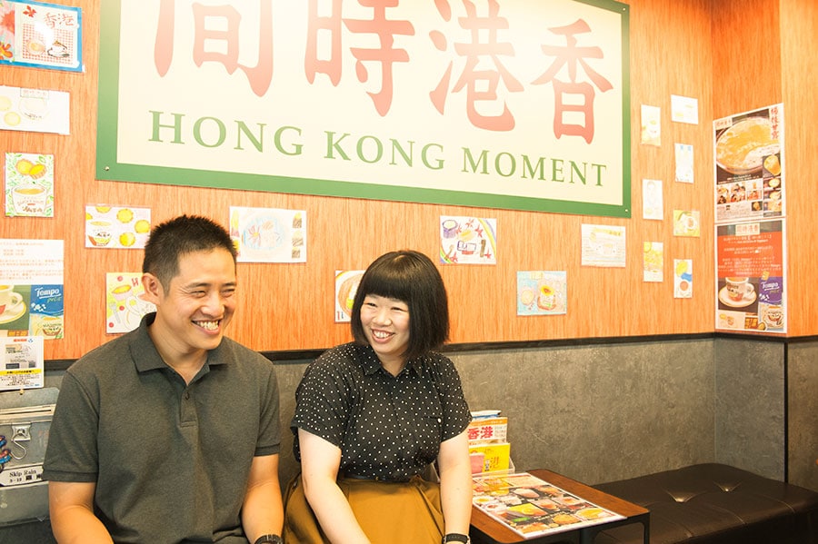 イケメン店主のビクターさんと、香港スイーツの話で盛り上がる伊藤さん。香港ミルクティーやエッグタルトへのこだわりなどをお話しされていました。