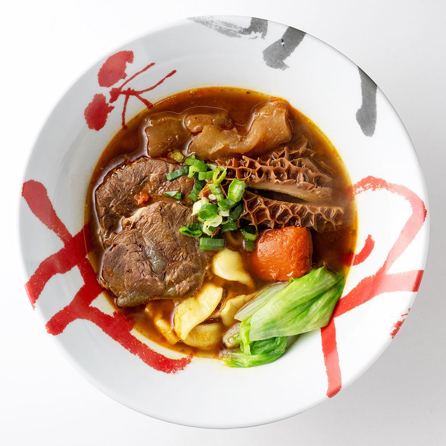 「牛三寶麺」刀削麺×咖哩微辣（カレースープ）。小160元。
