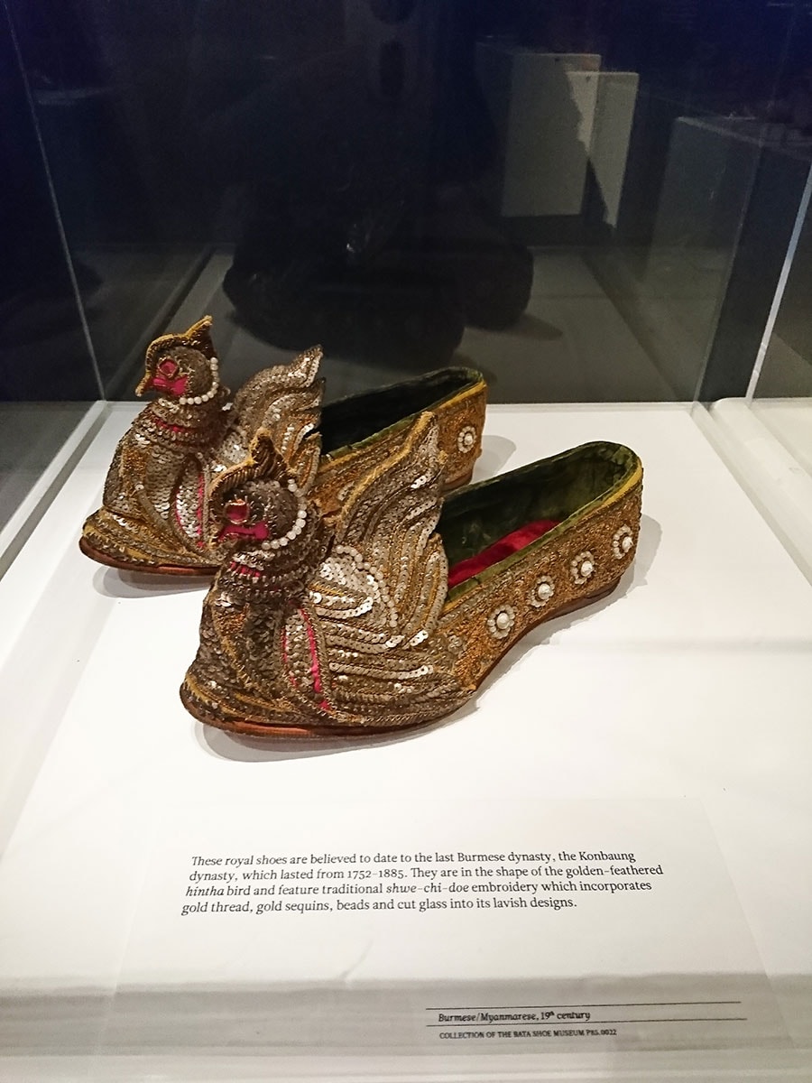 ビルマ王室のものとされる靴。伝統的な刺繍が華やか。