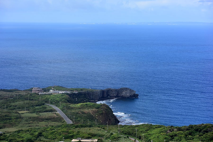 沖縄本島の北端、辺戸岬。水平線ににじんで見えるのが与論島。