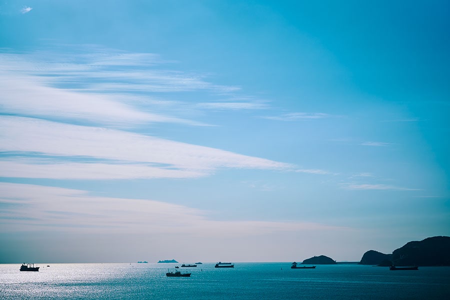 白瀬（ヒニョウル）文化村から見た海。陽の当たっていない群青の海とのコントラストが美しい。