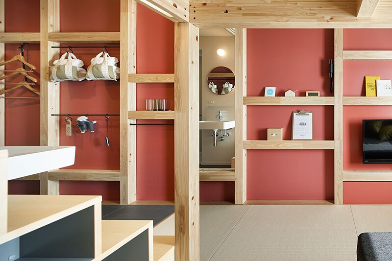 クローゼットの代わりに壁面収納を備えることで、空間を有効活用。「YAGURA Room」の仕掛け壁。