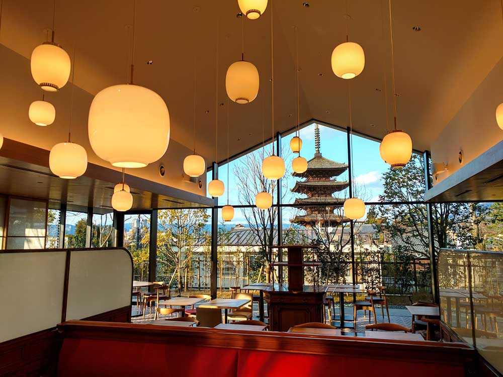 ホテル敷地内の別棟にある「ブノワ 京都」は、日本的な建築美に、コンテンポラリーな要素をプラスしたハイセンスな空間が魅力的。窓の外には、東山エリアのシンボル的存在「法観寺」境内の五重の「八坂の塔」を間近に望むことができる。