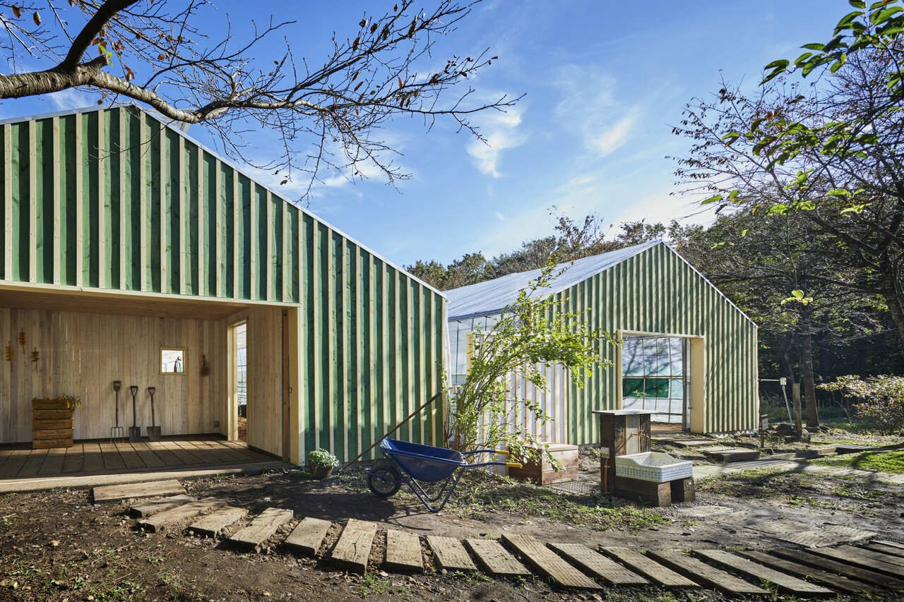 2棟並んだグリーンハウス。