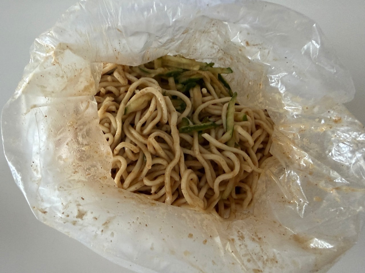 写真は小サイズ。注文時に辛いタレと辛くないタレのどちらかを選べますが、深い旨みがクセになる辛いタレがおすすめです。