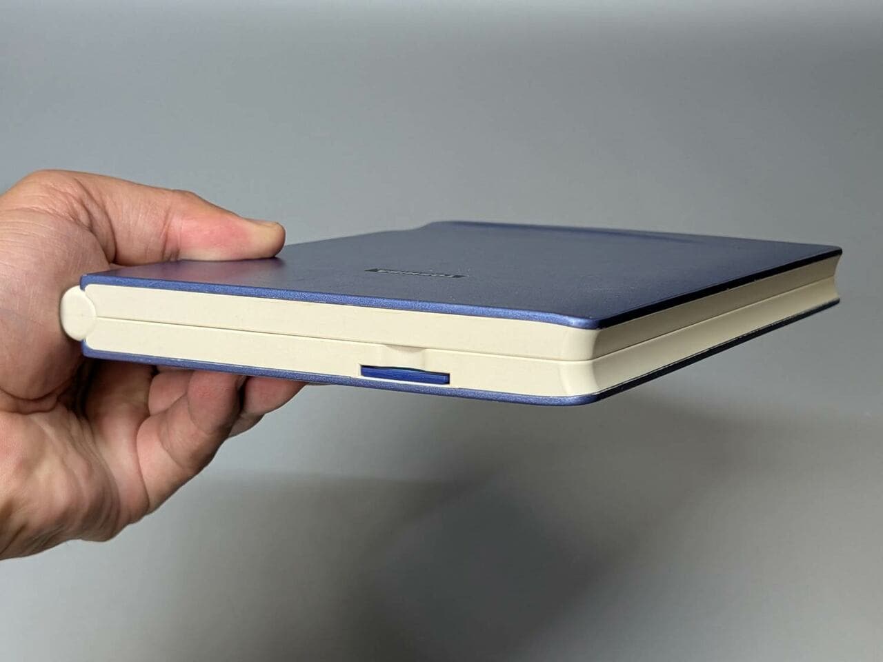 折りたたんで持ち歩けるなど昨今のフォルダブル端末に近いデザイン。電子書籍データはSDカード経由で読み込む仕組み