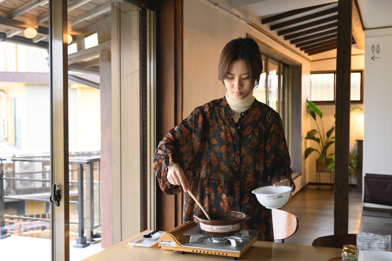 実際に自分の手を動かし、「赤穂の塩」をつくるワークショップが好評。（平日・事前予約制）