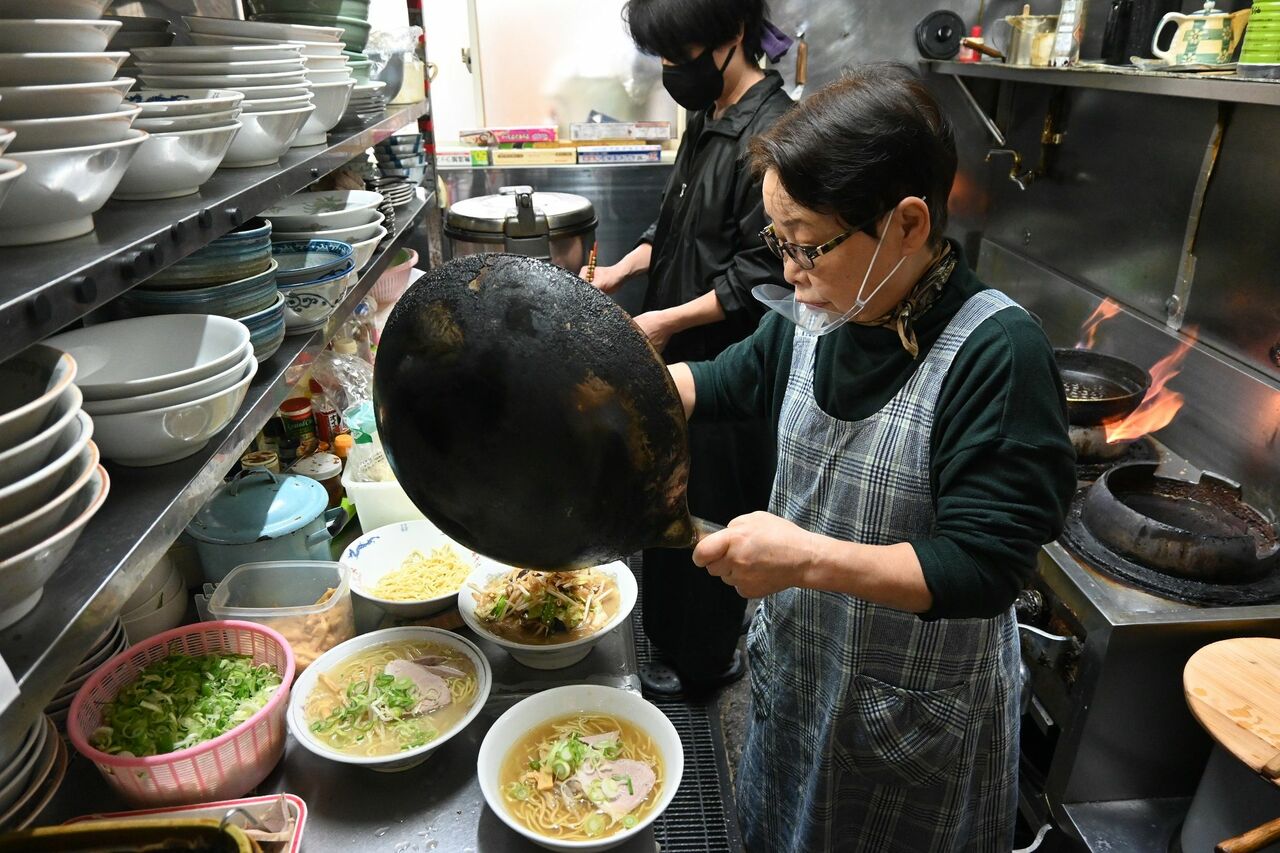 ラーメンを作る門脇美紀子さん（満洲味）