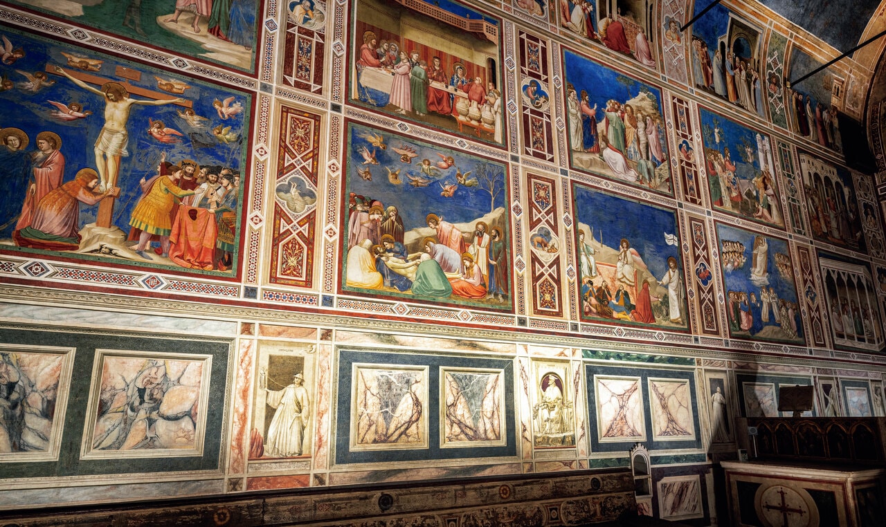 中段左から《キリスト磔刑》の図や《死せるキリストへの哀歌》の図が並ぶ。一連の作品は、市内の他7施設の14世紀に描かれたフレスコ画とともに世界遺産に登録されている。