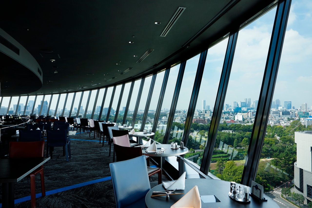 360度のパノラマで東京の名所を一望できる、展望ダイニング「VIEW ＆ DINING THE SKY」。