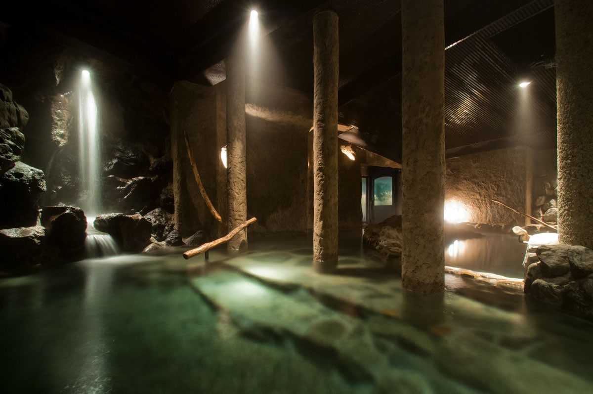 神殿みたいな雰囲気の洞窟温泉。