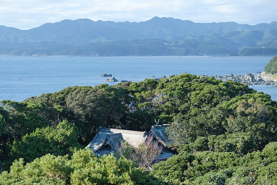 作家・阿部智里と行く、灯台巡りの旅「潮岬灯台篇」