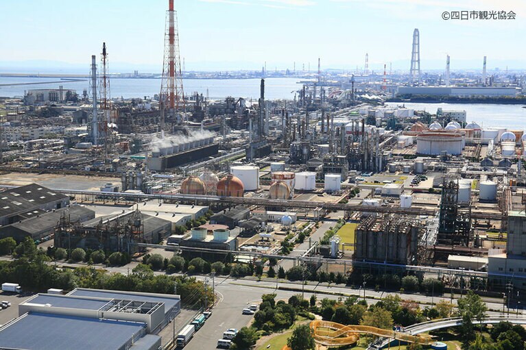 四日市港ポートビルの展望展示室うみてらす14からの眺め。昼間はそそらない!?