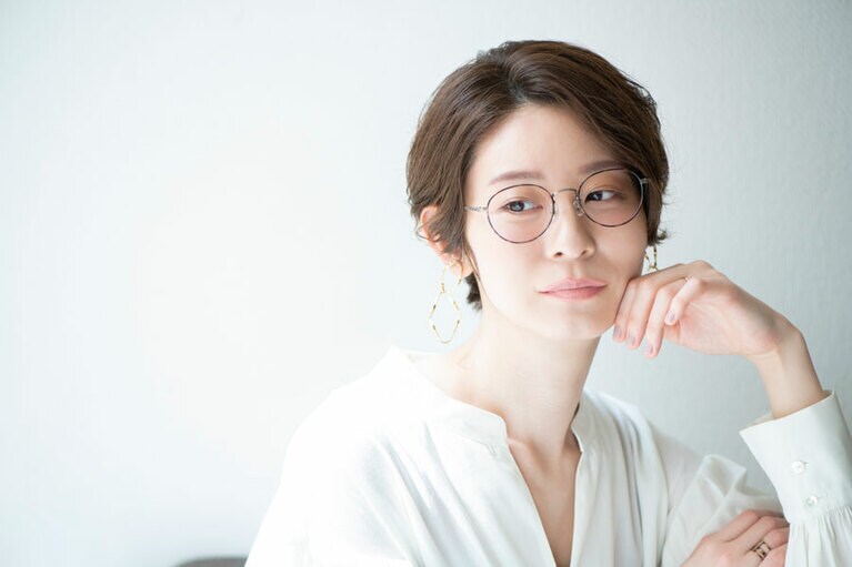 マルチに使えるピンクのチークをリップにも使用。全体をピンクで統一したことで、頬に映るレンズのピンクがナチュラルに映え、春らしい軽やかな雰囲気に。