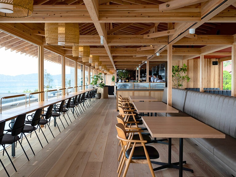 明るい光に包まれる店内。