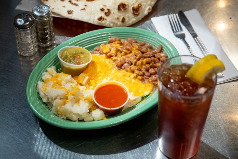朝食の定番メニューを独自のスタイルで。「デュランズ・スタイル・フエボス・ランチェロス」13.75ドル。