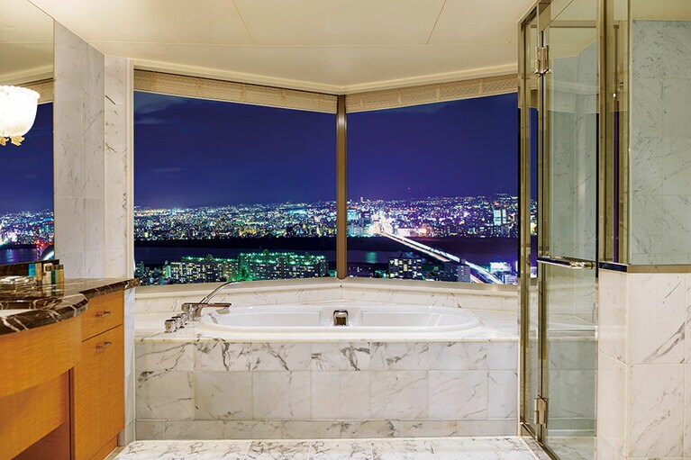 ドラマティックな夜景を独占できる「デラックスツイン」。