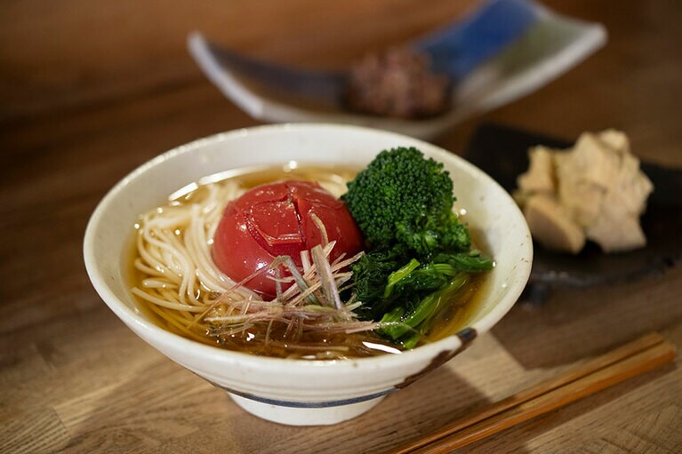 「煮びたしトマトのせ半田麺」1,400円。鎌倉野菜のブロッコリー、みょうがも。