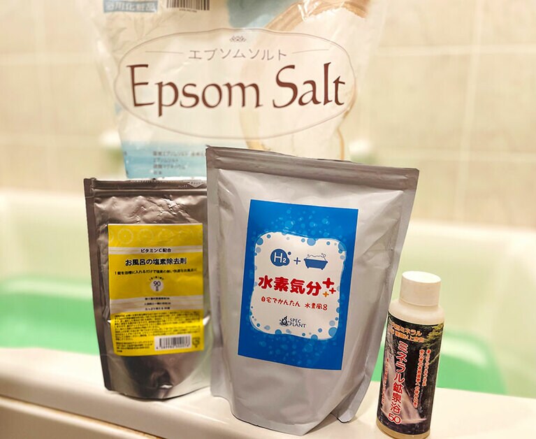 お風呂には、「水素風呂」を作る入浴剤や、肌トラブルの原因になるといわれる塩素を除去してくれる錠剤などを入れ、バスタイムでも美肌を育んでいる。
