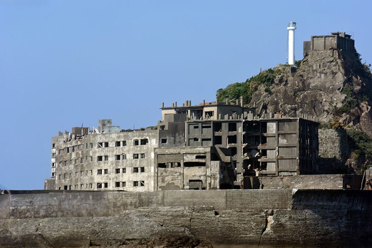 島の南側。日本最古の7階建て鉄筋コンクリートのアパート。灯台は人々が島を去ってから建設されました。