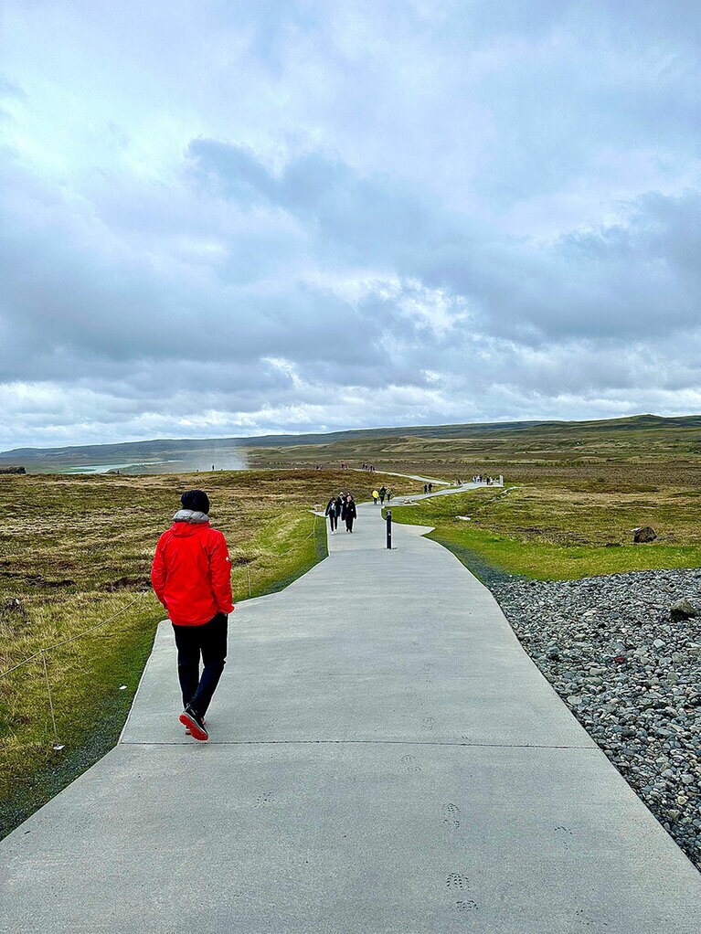 遥か先に水煙が立ち上っている。