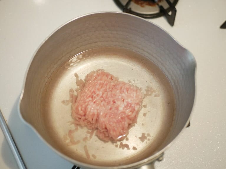 (1) 鍋に水、鶏ひき肉を入れる。